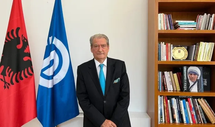 “Uroj përzemërsisht qytetarët e lirë “/ Berisha përshëndet Kosovën: Kurti fitore të thellë