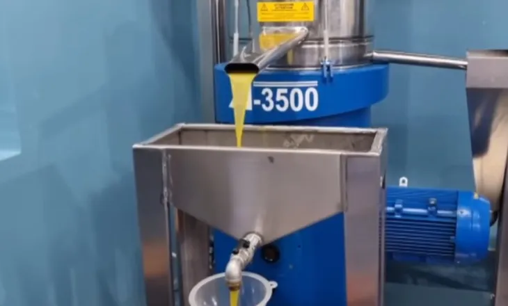 Vaji mbetet stok/ Fermerët në Peqin prodhojnë vaj cilësor, por shitja mungon: Ka rënë vlera