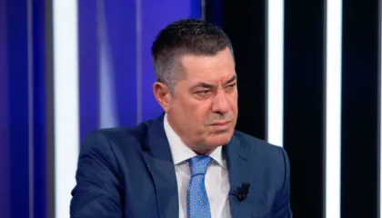 Vangjeli: Opozita gaboi me djegien e mandateve, ishte “atentat kamikaz” ndaj vetes