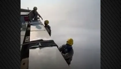 Varur në 828 metra, punëtorët nepalezë pastrojnë ndërtesën më të lartë në botë në Dubai