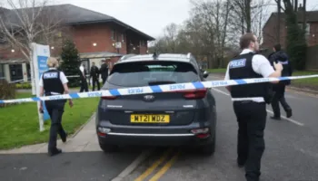 Vepron pa mëshirë/ 20-vjeçari sulmon 5 persona me levë hekuri, nuk u lejua të futej në spital! Dyshohet se..