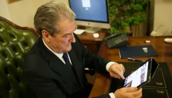 “Vetë zhgërryhen në festa e salltanete”/ Protesta e qytetarëve, Berisha: Ju lumtë që ua zutë galanë në fyt hajdutëve