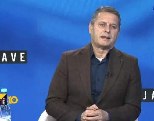 “Vetëm disa militantë po i mbajnë gjallë”, Ndreu tallet me opozitën: Berisha ka ngecur në refrenin e vjetër