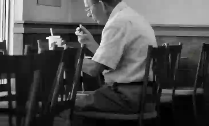 Vetmia në tryezë rrit rreziqet për shëndetin e të moshuarve!