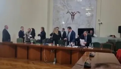 VIDEO/ Acarohet Bardhi te “Mandatet”, i thotë Peleshit: Kur do e thërrasësh mbledhjen tjetër?! Cakto datën! Turp.. Berisha publikon pamjet