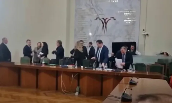 VIDEO/ Acarohet Bardhi te “Mandatet”, i thotë Peleshit: Kur do e thërrasësh mbledhjen tjetër?! Cakto datën! Turp.. Berisha publikon pamjet