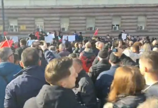 VIDEO-Adriatik Lapaj dhe mbështetës protestë para Kryeministrisë, përplasen me policinë