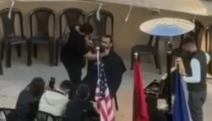 VIDEO/ Adriatik Lapaj qethet përpara Kryeministrisë