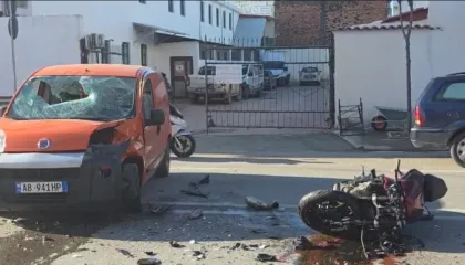 VIDEO / Aksident i rëndë në Lushnje, motori përplaset me makinën