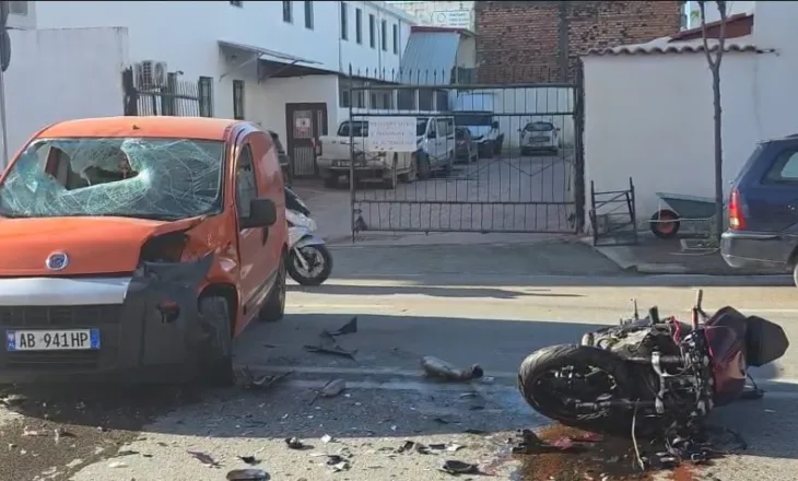 VIDEO / Aksident i rëndë në Lushnje, motori përplaset me makinën