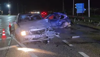 VIDEO-Aksident tragjik në aksin Levan–Tepelenë/ Përplasje e fortë mes dy makinave, humb jetën i riu