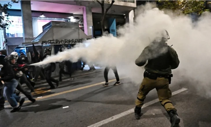 VIDEO/ Athina kujton vrasjen e 15 vjeçarit, protestuesit përplasen me policinë