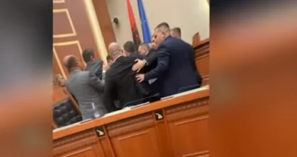 VIDEO-Berisha bëhet lëmsh teksa filmonte kaosin në Kuvend, ‘merr në mbrojtje’ Ballën: Kriminel, larg duart nga Taulanti