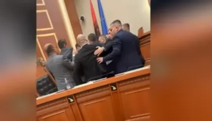 VIDEO-Berisha bëhet lëmsh teksa filmonte kaosin në Kuvend, ‘merr në mbrojtje’ Ballën: Kriminel, larg duart nga Taulanti
