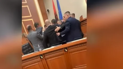 VIDEO-Berisha bëhet lëmsh teksa filmonte kaosin në Kuvend, ‘merr në mbrojtje’ Ballën: Kriminel, larg duart nga Taulanti