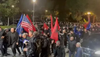 VIDEO/ Berisha mbërrin në selinë e PD para se të nisë protesta