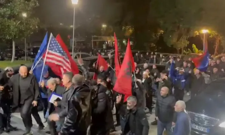 VIDEO/ Berisha mbërrin në selinë e PD para se të nisë protesta