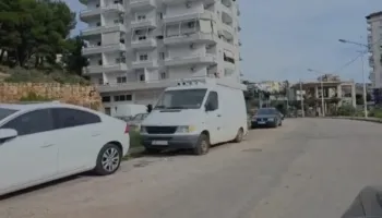 VIDEO-Çudi në Sarandë, parkuan makinat poshtë banesave, banorët i gjejnë në mëngjes me goma të çara