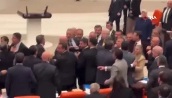 VIDEO/ Deputetët sherr me grushte në Parlamentin e Turqisë