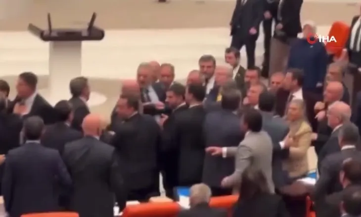 VIDEO/ Deputetët sherr me grushte në Parlamentin e Turqisë