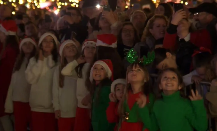 VIDEO/ Dhjetori i festave, Shkodra bën ndezjen më të bukur të dritave në të gjithë Shqipërinë, dhuron spektakël