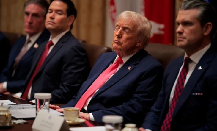 VIDEO- Donald Trump përgjumet sërish gjatë raportimit të ministrave në mbledhjen e kabinetit