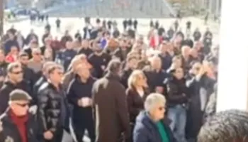 VIDEO / “Duam ujë, duam ujë”, disa qytetarë në protestë para Bashkisë Vlorë, të tjerë iu drejtohen burimeve