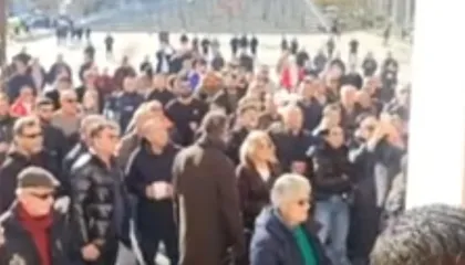 VIDEO / “Duam ujë, duam ujë”, disa qytetarë në protestë para Bashkisë Vlorë, të tjerë iu drejtohen burimeve