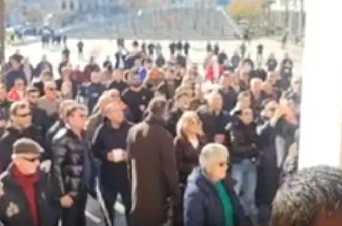 VIDEO / “Duam ujë, duam ujë”, disa qytetarë në protestë para Bashkisë Vlorë, të tjerë iu drejtohen burimeve