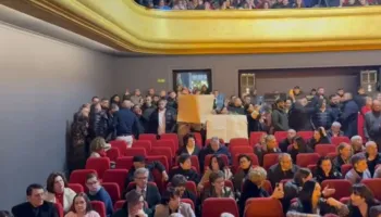 VIDEO/ “Duam ujë”- Qytetarët e Vlorës i prishin mbrëmjen gala Bashkisë, hyjnë më forcë në teatrin e qytetit