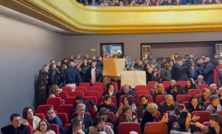 VIDEO/ “Duam ujë”- Qytetarët e Vlorës i prishin mbrëmjen gala Bashkisë, hyjnë më forcë në teatrin e qytetit