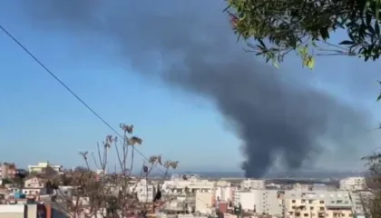 VIDEO/ Durrës, zjarri përfshin disa autobusë të vjetër, tymi i zi mbulon zonën