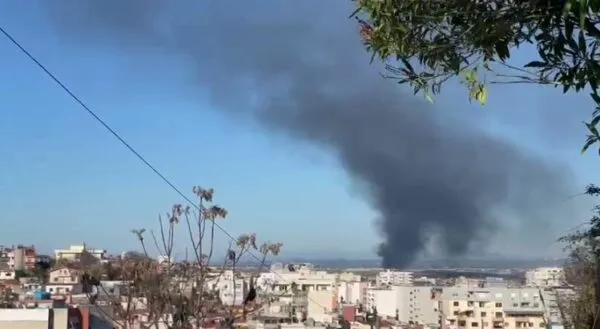 VIDEO/ Durrës, zjarri përfshin disa autobusë të vjetër, tymi i zi mbulon zonën