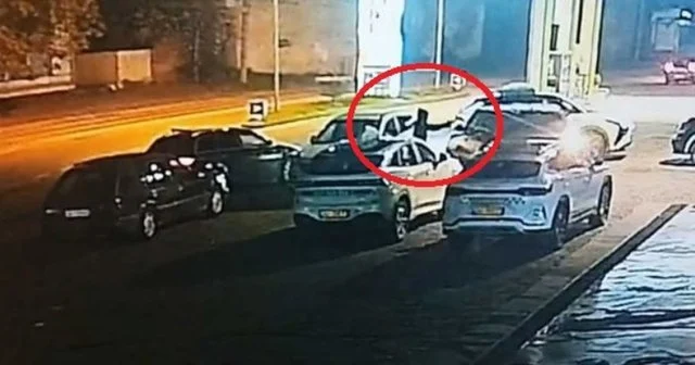 VIDEO e atentatit në Elbasan: Autor shkon i vetëm pranë makinës së viktimës