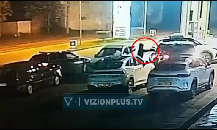 VIDEO/ Ekzekutimi i Mondi Mëhallës, momenti kur biznesmeni qëllohet për vdekje brenda automjetit të tij