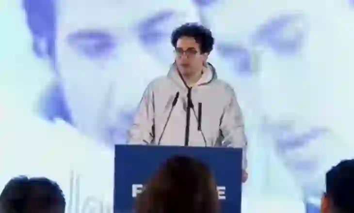 VIDEO-“Faleminderit shumë dhe më falni”/ Çudia në protestën e PD-së, i riu merr fjalën dhe më pas pendohet