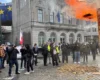 VIDEO/ Fermerët kthejnë Brukselin përmbys, protestë para Parlamentit Evropian! Zjarre, tymuese, sulme dhe parulla..