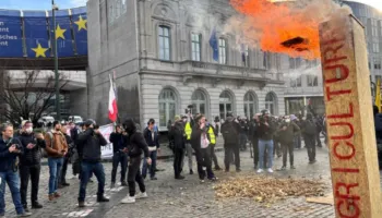 VIDEO/ Fermerët kthejnë Brukselin përmbys, protestë para Parlamentit Evropian! Zjarre, tymuese, sulme dhe parulla..