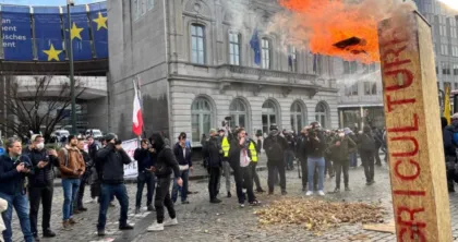 VIDEO/ Fermerët kthejnë Brukselin përmbys, protestë para Parlamentit Evropian! Zjarre, tymuese, sulme dhe parulla..
