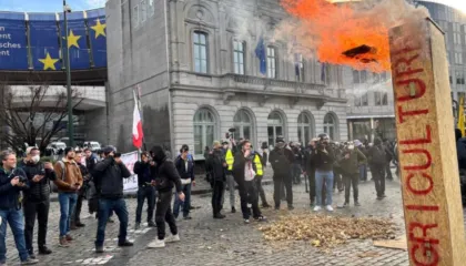 VIDEO/ Fermerët kthejnë Brukselin përmbys, protestë para Parlamentit Evropian! Zjarre, tymuese, sulme dhe parulla..
