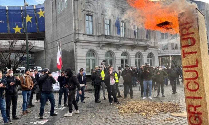 VIDEO/ Fermerët kthejnë Brukselin përmbys, protestë para Parlamentit Evropian! Zjarre, tymuese, sulme dhe parulla..