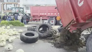 VIDEO/Fermerët në protestë para shtëpisë së Macron! Lakra, goma, kamionë me baltë dhe një arkivol para banesës së presidentit…