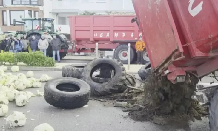 VIDEO/Fermerët në protestë para shtëpisë së Macron! Lakra, goma, kamionë me baltë dhe një arkivol para banesës së presidentit…