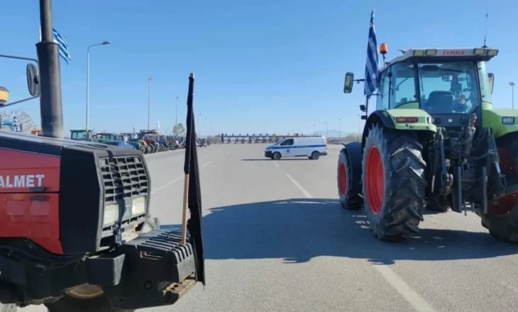 VIDEO/ Fermerët tentojnë të përmbysin furgonin e policisë, përleshje të dhunshme në Greqi