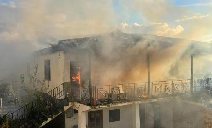 VIDEO- Flakët përfshijnë një shtëpi 2-katëshe në Gramsh, shkrumbohet banesa