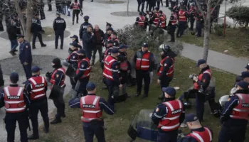 VIDEO/ Gati për protestë, forca të shumta policie zbarkojnë pranë Kryeministrisë