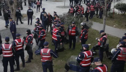 VIDEO/ Gati për protestë, forca të shumta policie zbarkojnë pranë Kryeministrisë
