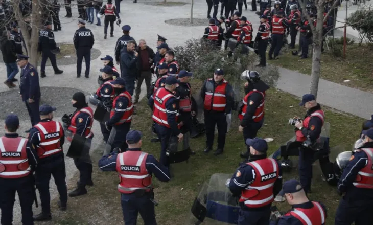 VIDEO/ Gati për protestë, forca të shumta policie zbarkojnë pranë Kryeministrisë