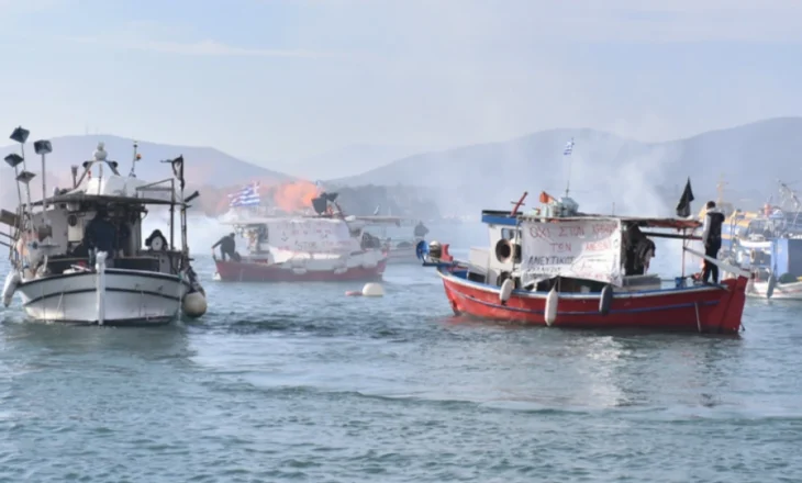 VIDEO/ Greqia në kaos, bllokohet Porti i Volos, fermerët e blegtorët bllokada në zona të ndryshme të vendit