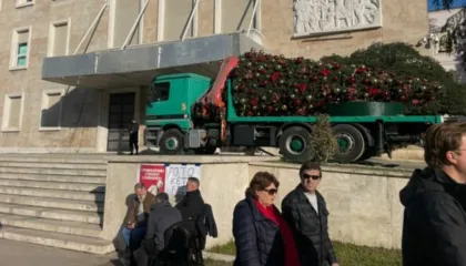 VIDEO/ Hiqet pema e Krishtlindjeve para Kryeministrisë, shkak protesta e opozitës